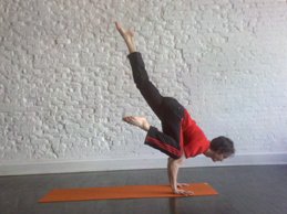 names pose Crow Beginners.jpg Pose  Poses yoga Yoga for Half Lifted translation Yoga