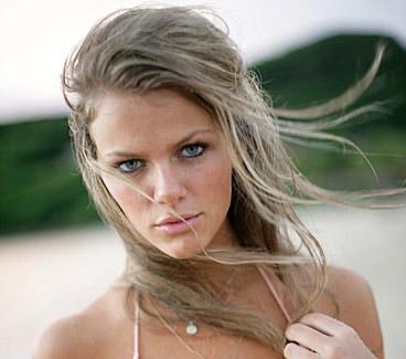 Q & A with Supermodel Brooklyn Decker: Yoga, Cardio, and Body Workouts with Elle Make Better